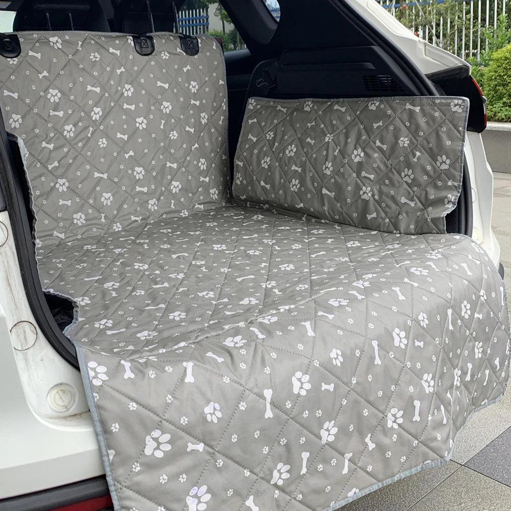 Housse de coffre matelassée motif pattes grand chien — détail du motif pattes et des surpiqûres